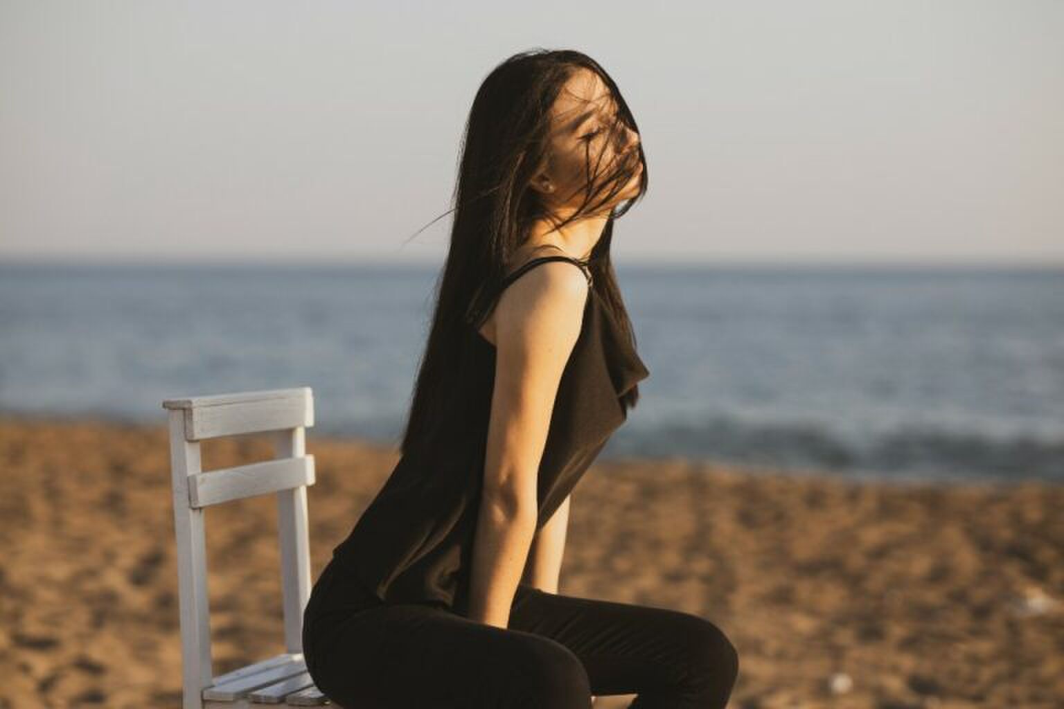 Hoe draag je zwart in de zomer? We hebben een aantal tips voor je