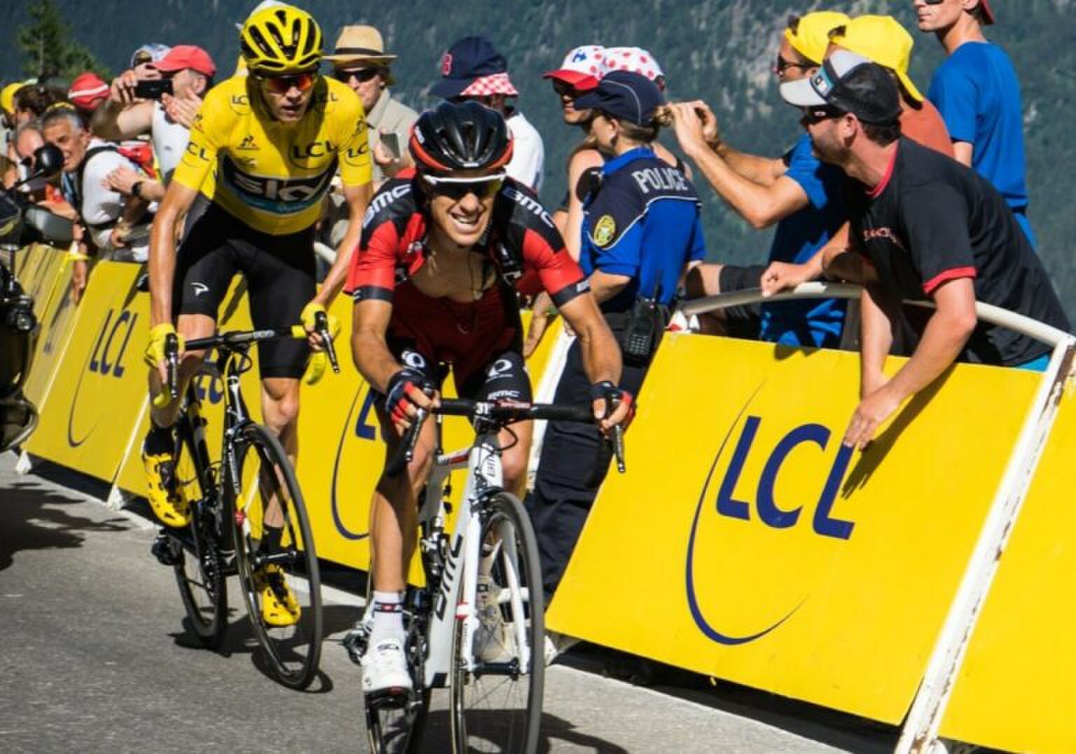 VIDEO: Mevrouw staat met bord langs Tour De France en veroorzaakt ongeluk fietsers