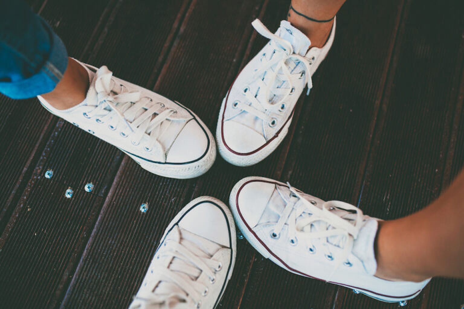 Eindelijk de oplossing: zo krijg je je witte sneakers weer stralend wit