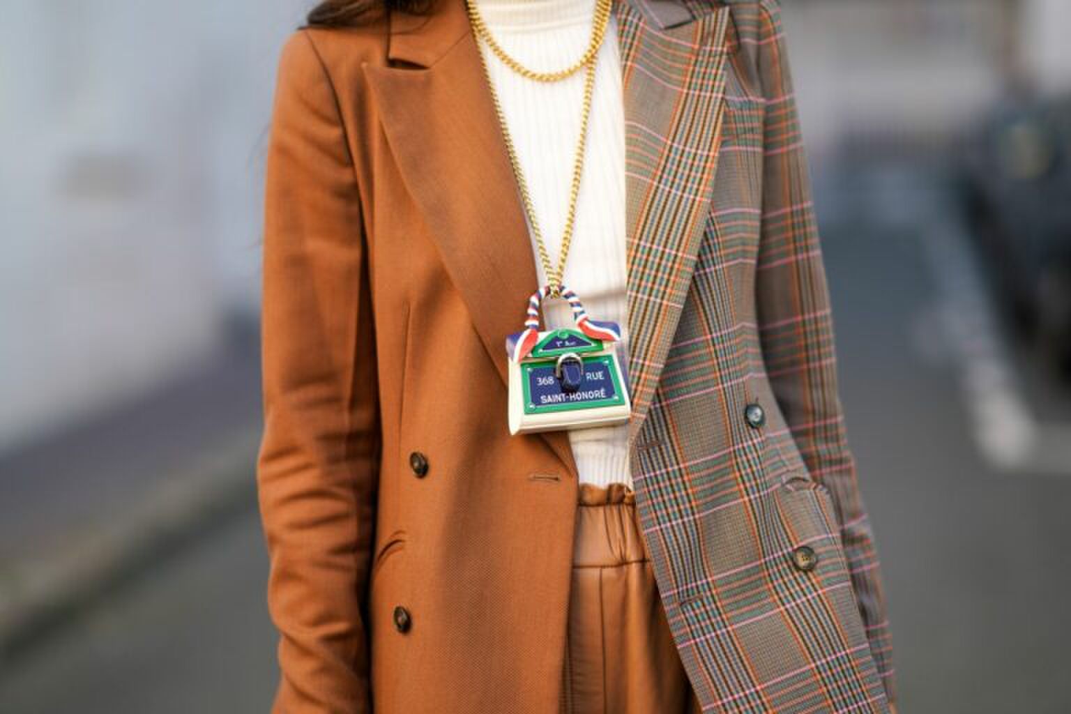 Van doorschijnende broeken tot micro tassen: vreemde fashion items die je online kan kopen