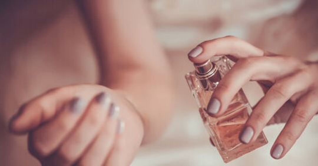 De lekkerste (betaalbare) parfums voor deze zomer (en je scoort ze met korting