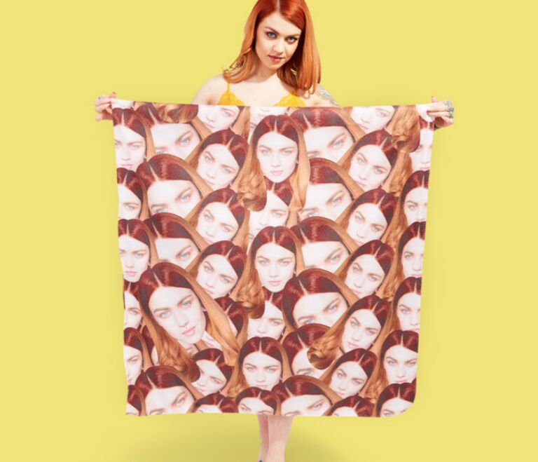 Je kunt deze zomer chillen op een strandlaken met het hoofd van je bff erop