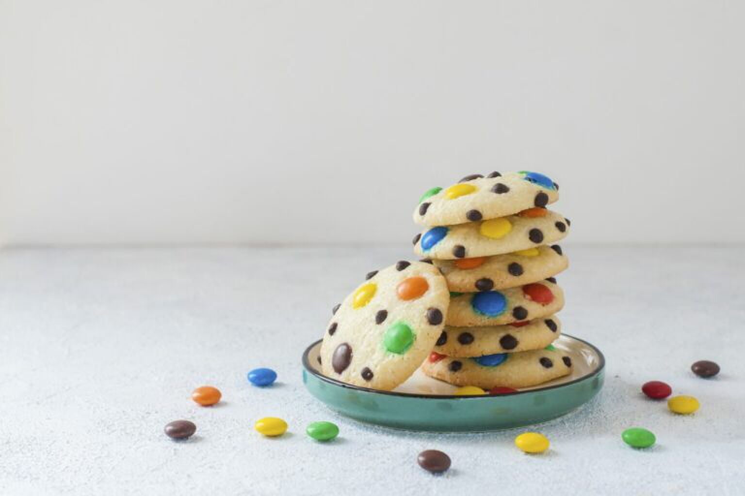 Zo maak je de lekkerste M&M-koekjes helemaal zelf