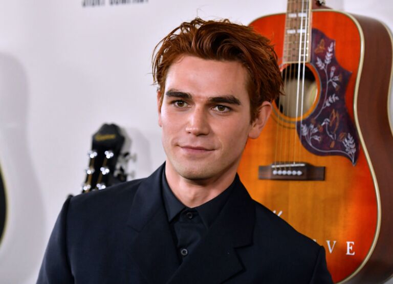 Dit is alles wat we weten over de vriendin van KJ Apa