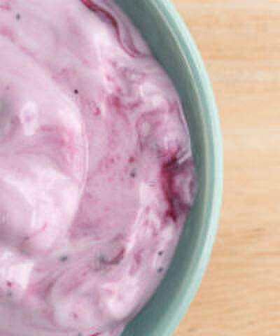 Waarom er altijd een laagje water op jouw yoghurt ligt