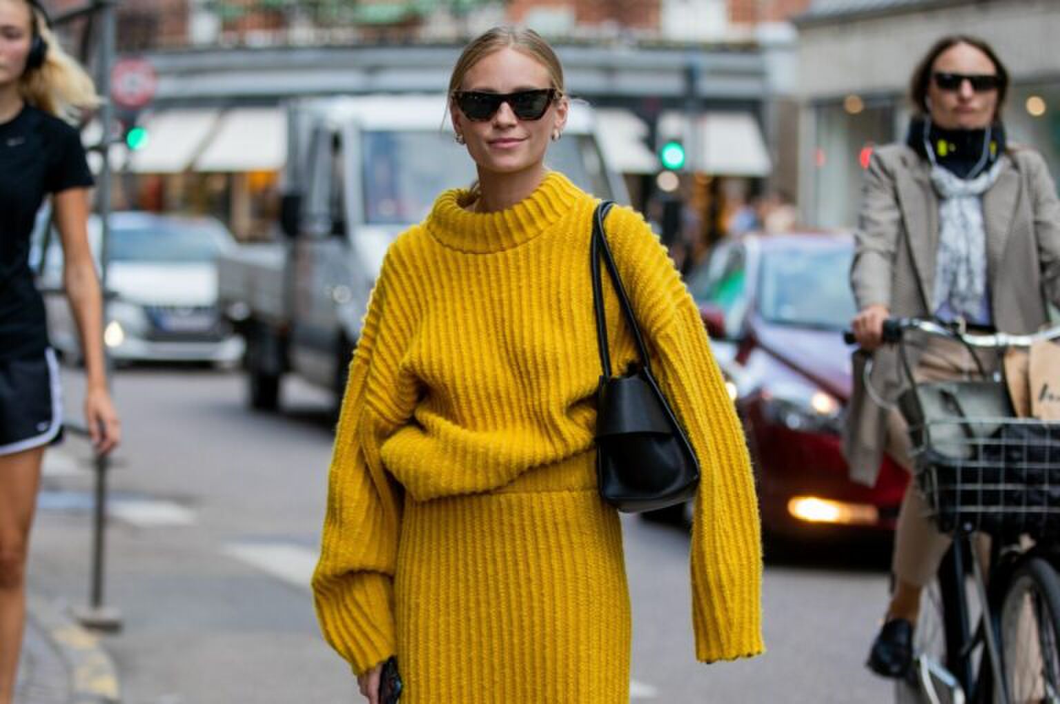 De herfst begint &eacute;n dit zijn de de truien en sweater trends voor najaar 2021 / 2022