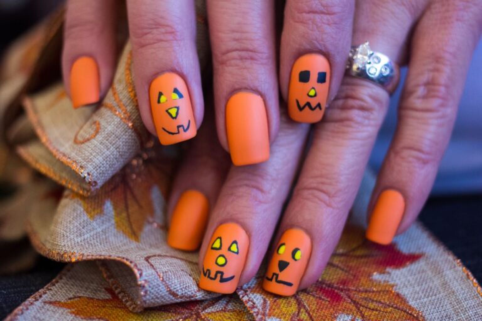 Spooky vibes: 12x de leukste nagels voor Halloween
