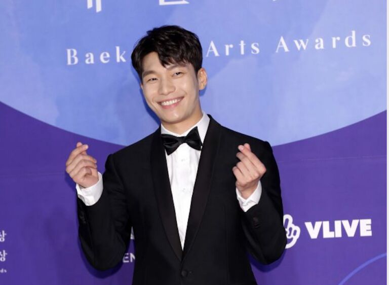 Zo hot is de politie-agent uit Squid Game in het echt