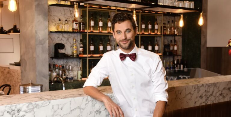 FOTO: barman Viktor van First Dates is weer van de markt