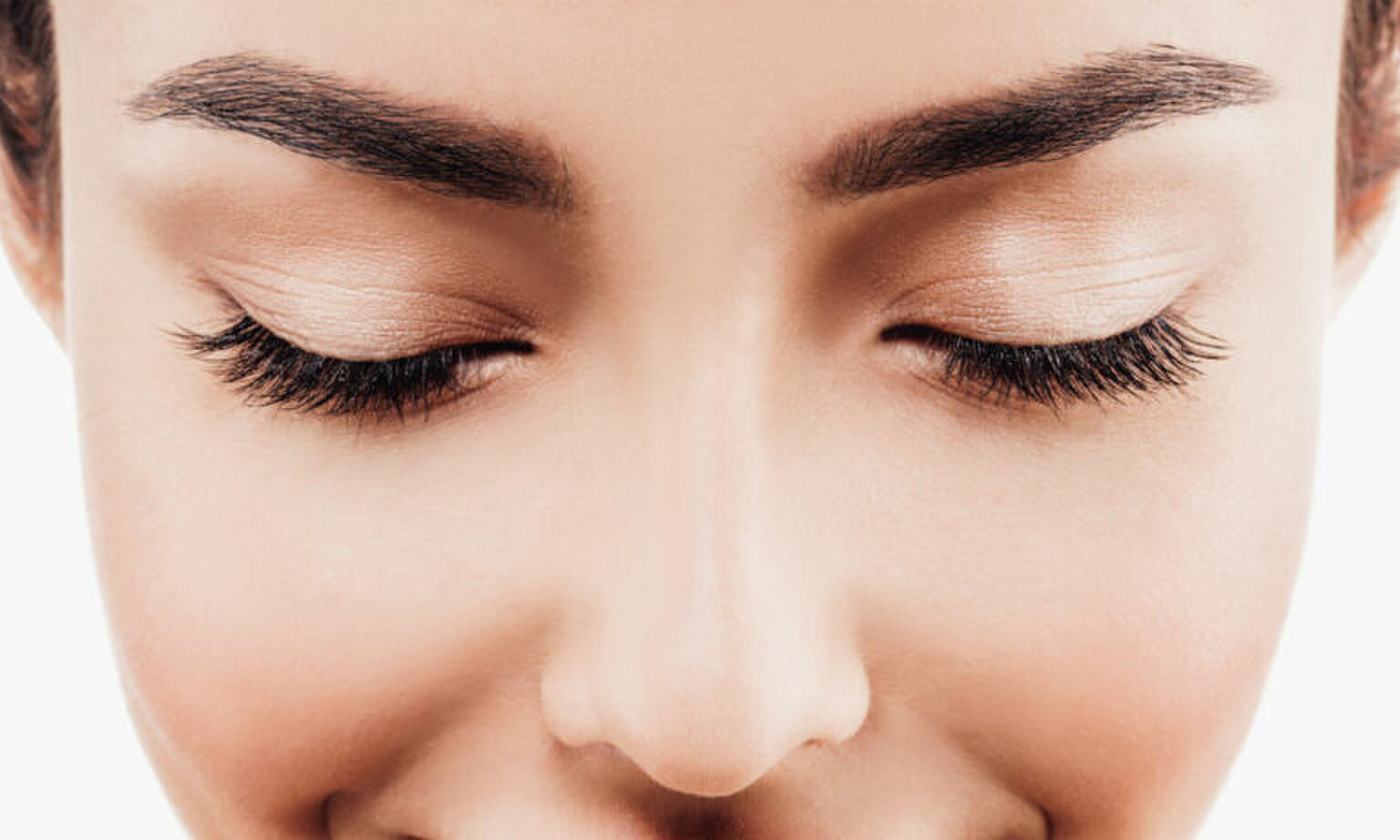 Dit meisje verfde haar wenkbrauwen en het ging he-le-maal mis