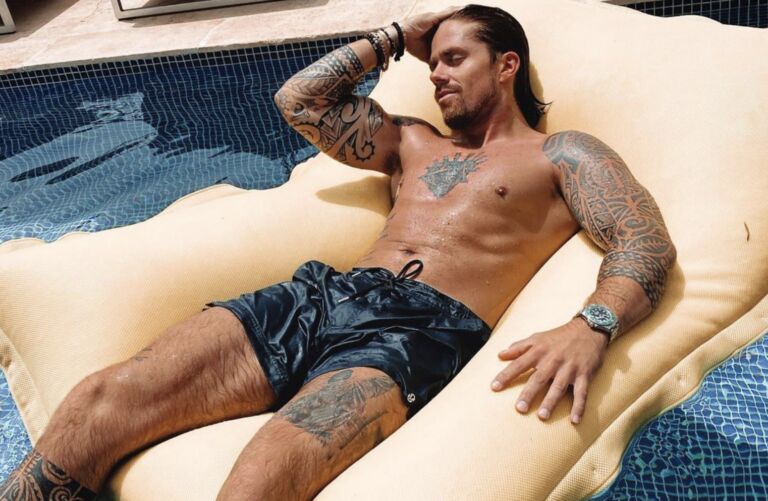 Here we go again: Andr&eacute; is op date gespot met mysterieuze blondine