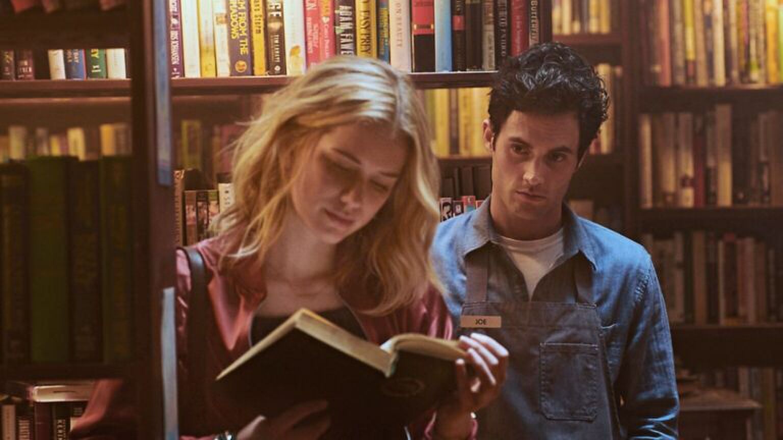 Joe van You kijkt naar Beck.