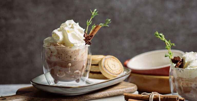 Deze winterse koffie met slagroom en kaneel moet je echt eens uitproberen