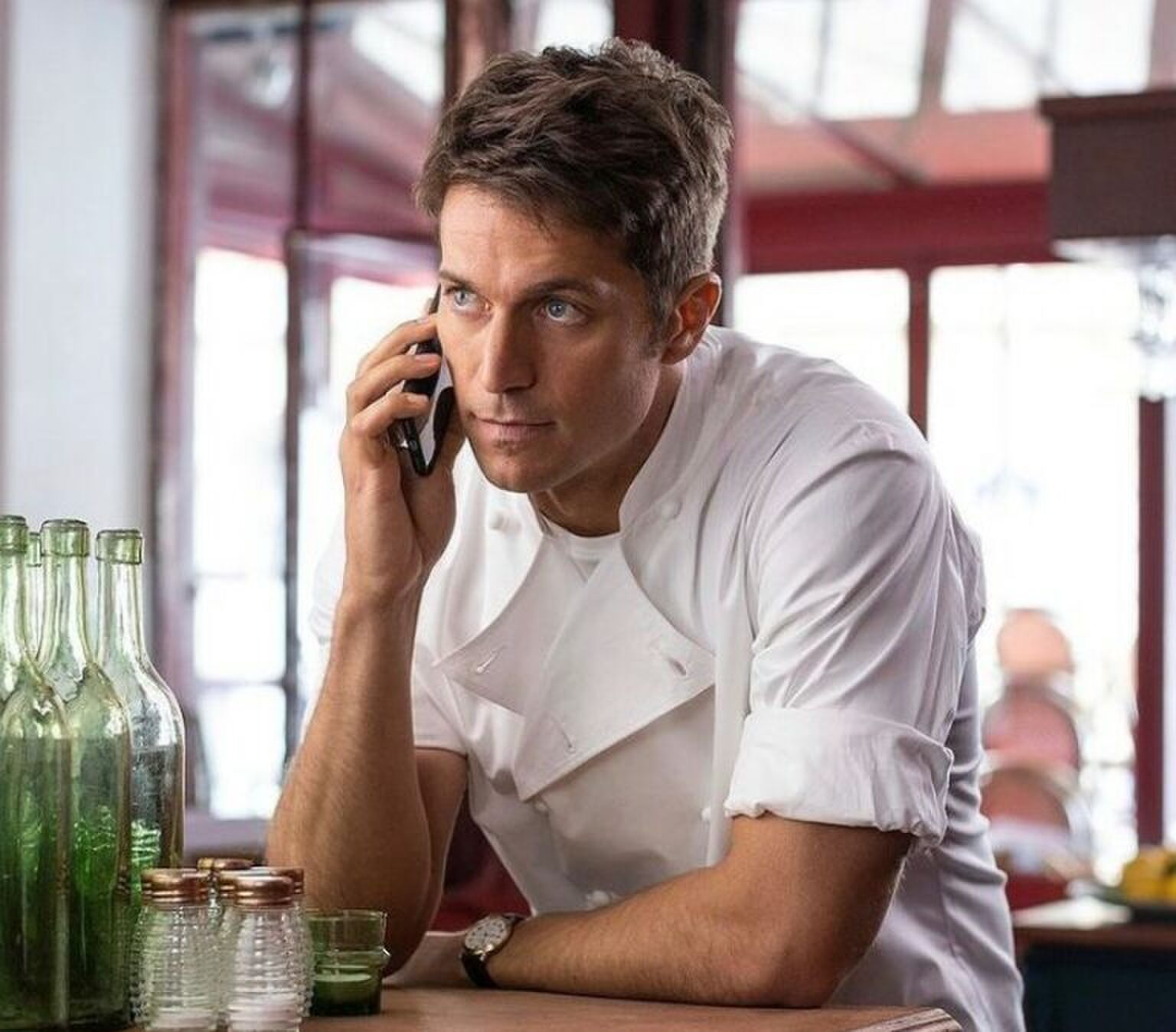 OMG! Er komt een nieuwe romantische comedy met Lucas Bravo van Emily in Paris