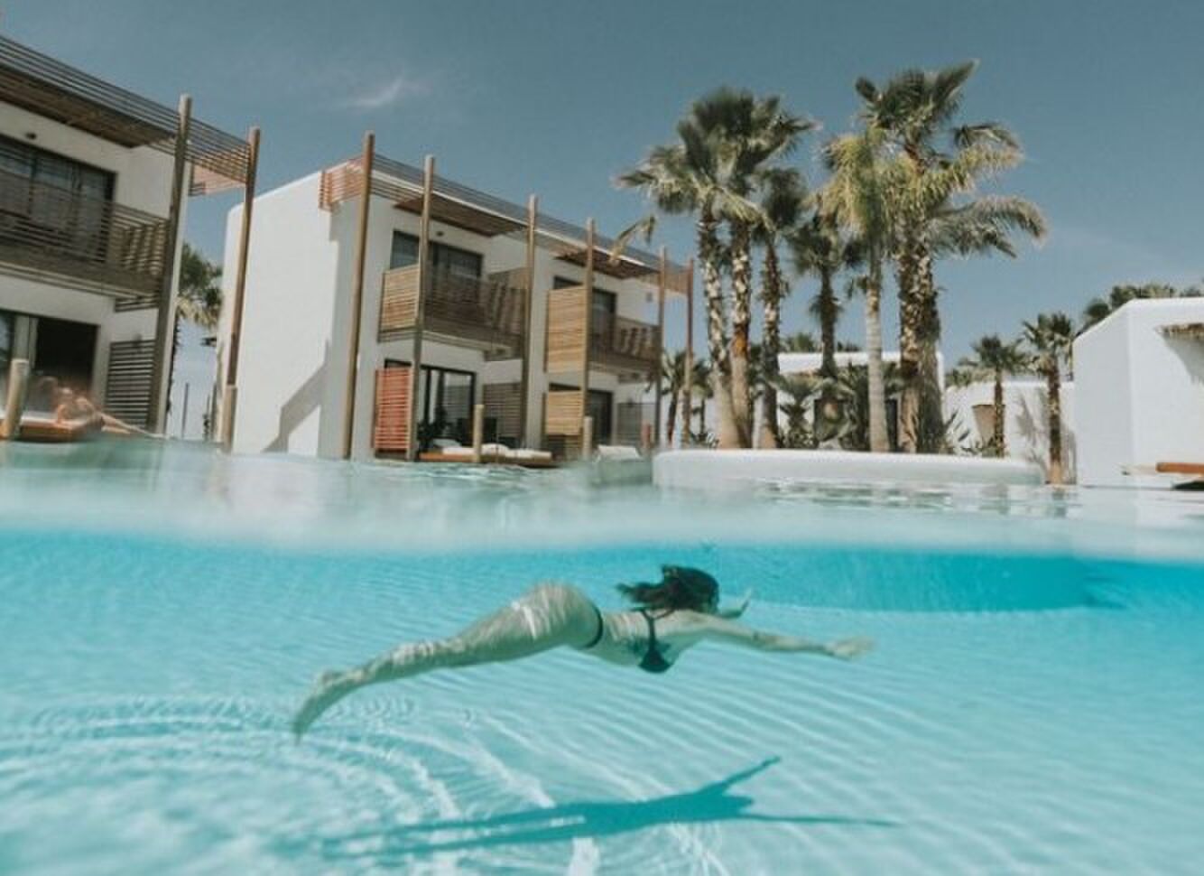 Bijna de Malediven: naar deze Griekse bungalows op het water wil je echt heen