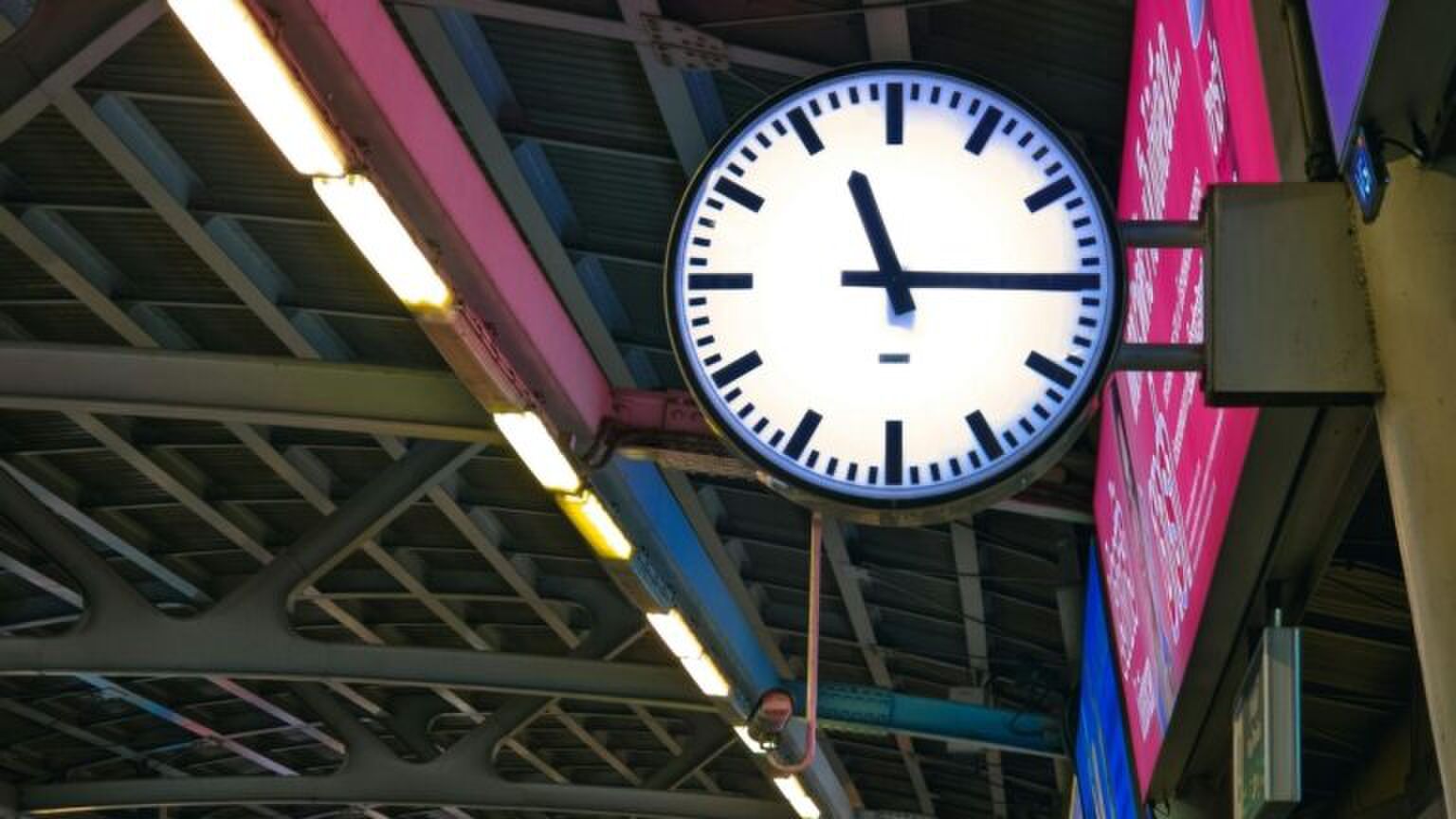 Klok op het treinstation.