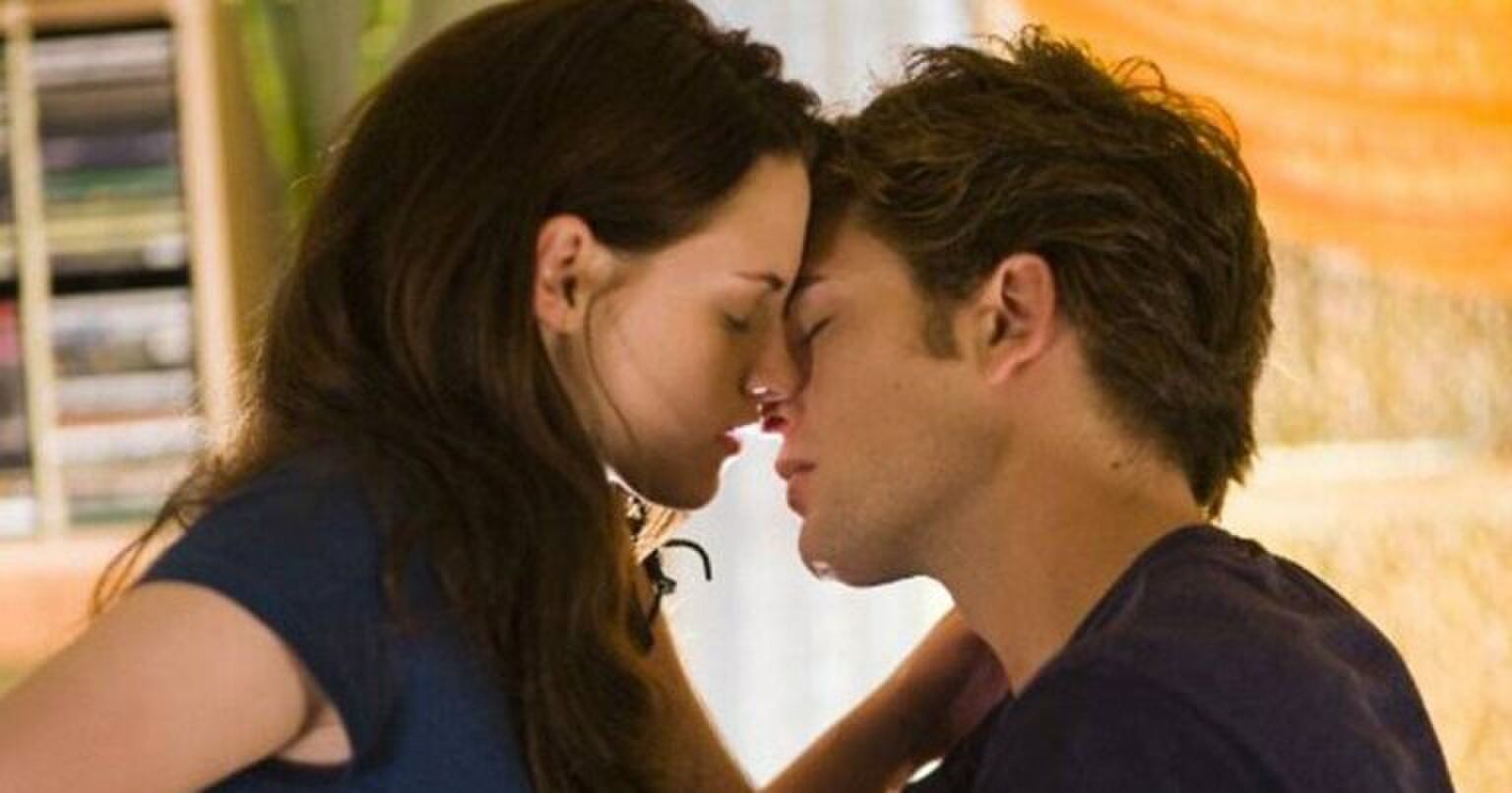 Aan deze signalen merk jij snel genoeg of iemand met je wil zoenen