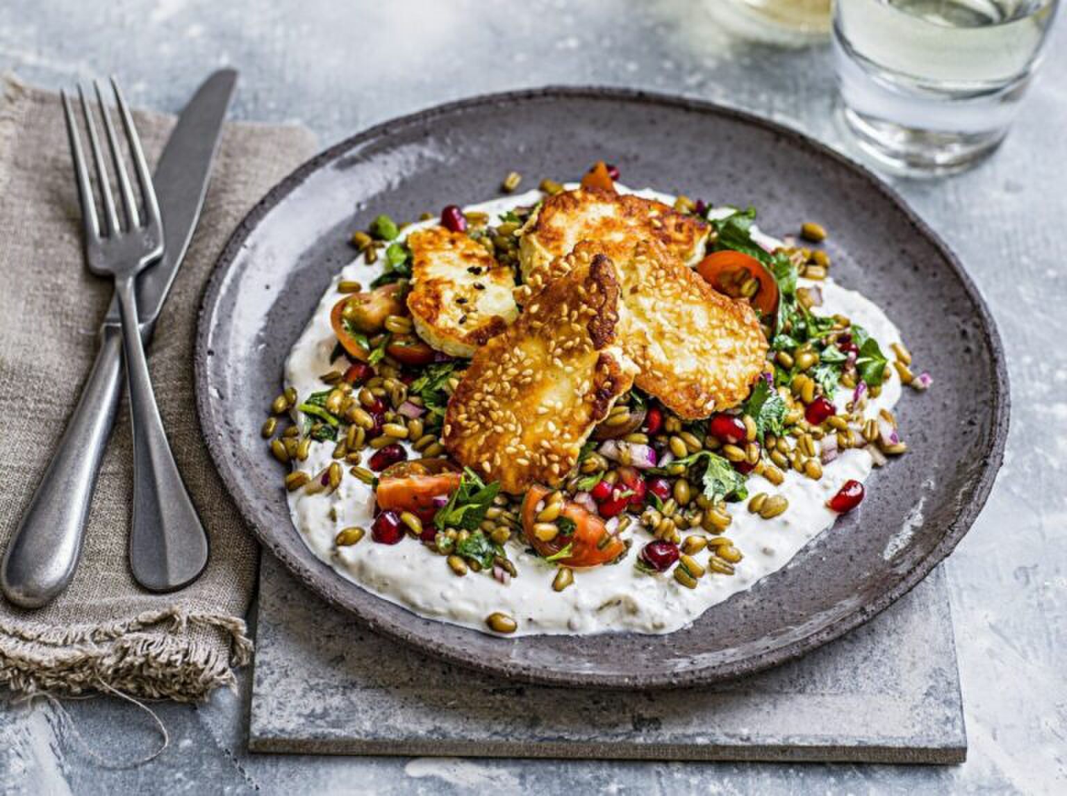 Vegetarisch recept: honing sesam halloumi met jalape&ntilde;o yoghurt