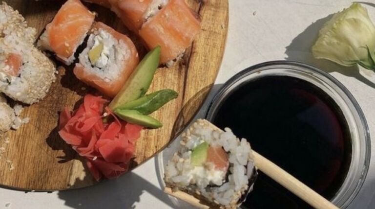 Gadver, maar toch proberen: frikandel speciaal-sushi