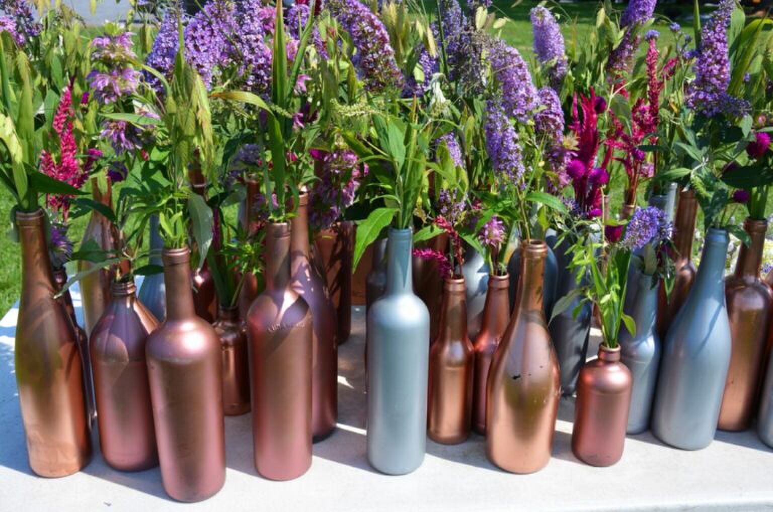 Leuke weekendbezigheid: zo maak je mooie vazen van je lege wijnflessen