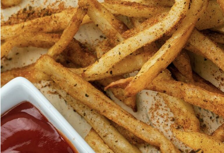 Vliegen maar: Transavia gaat voortaan friet serveren tijdens hun vluchten