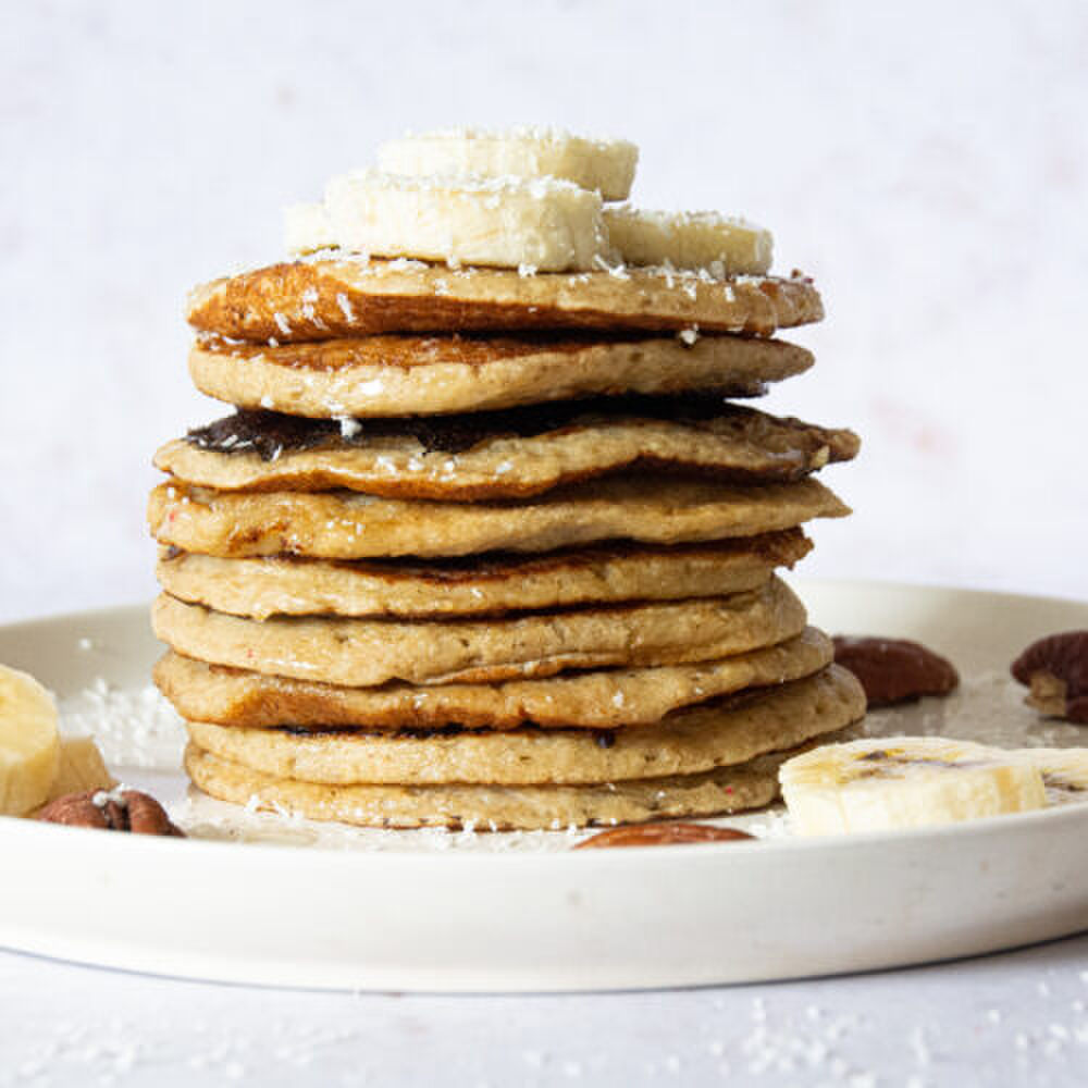 Dit wil je zometeen als ontbijt: kokospannenkoeken met rood fruit