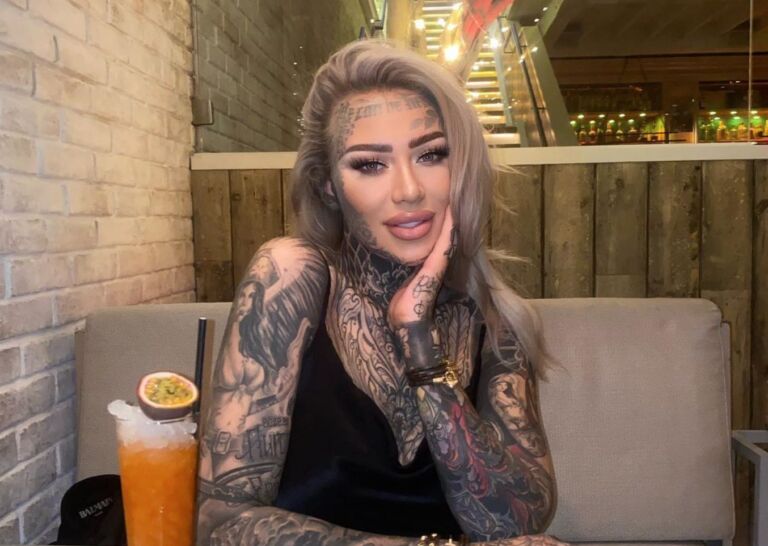 Wow, wat een verschil: Becky Holt liet voor een dag al haar tattoos verwijderen