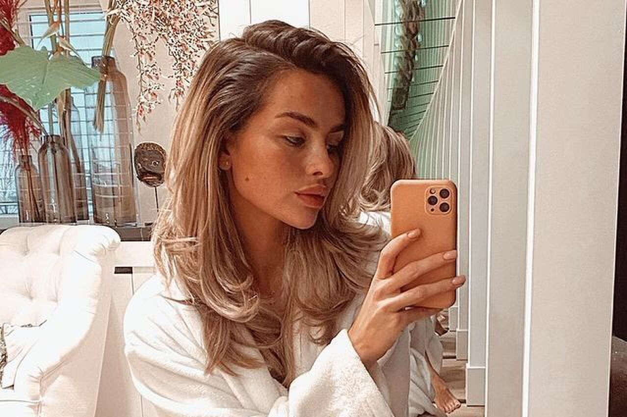 Extra: Sarah van Soelen krijgt mega bos rozen met Valentijn: een nieuwe liefde?