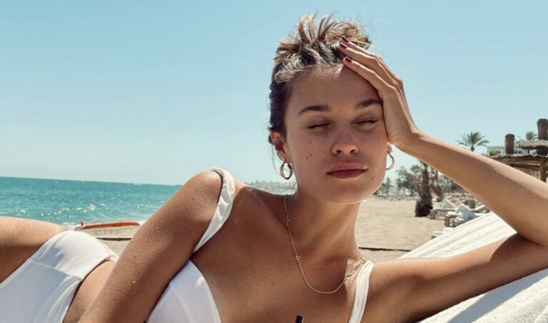 Instagram vs. reality: Holly Mae Brood deelt pikante foto &eacute;n een heel ander kiekje