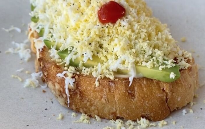 Dit TikTok recept met avocado en geraspt ei gaat viral