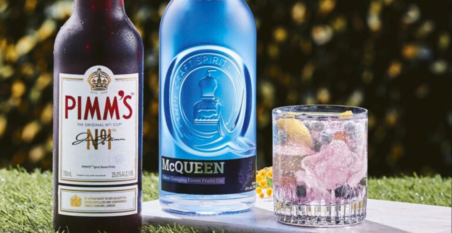 OMG: Aldi komt met een kleurveranderende gin!