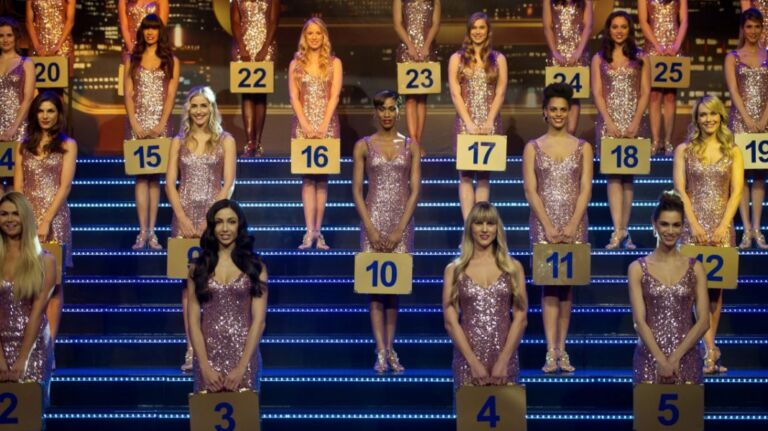 Koffermeisjes van Miljoenenjacht boos op Linda de Mol