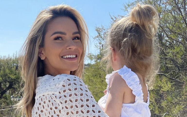 Monica straalt in steamy shoot in lingerie