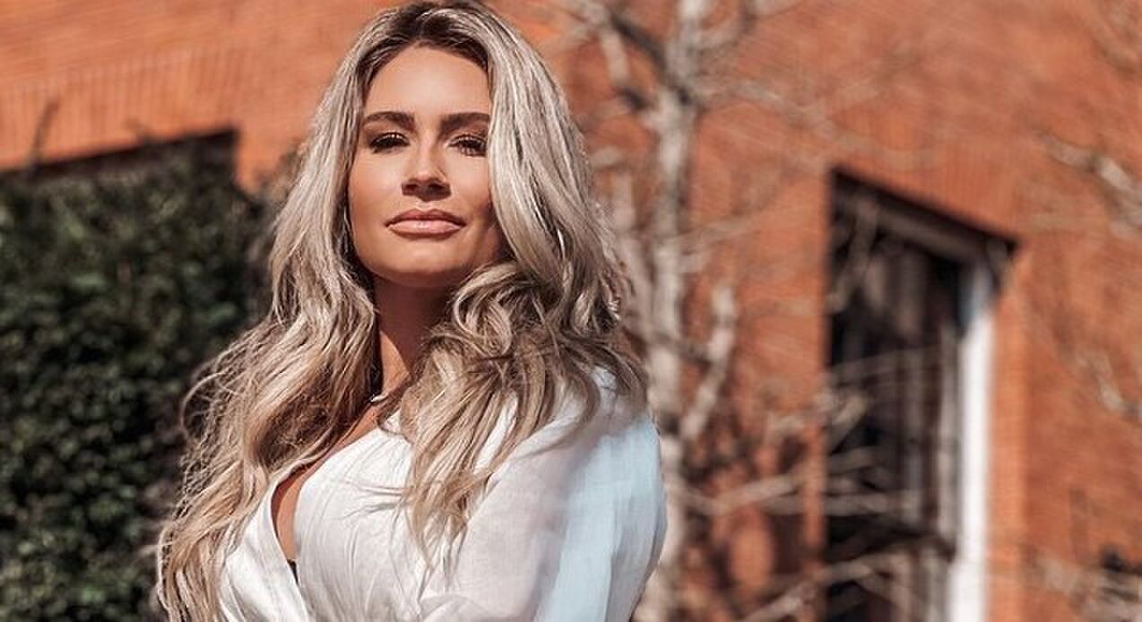 What?! Nikkie Plessen laat 7-jarig zoontje vliegend vliegtuig besturen