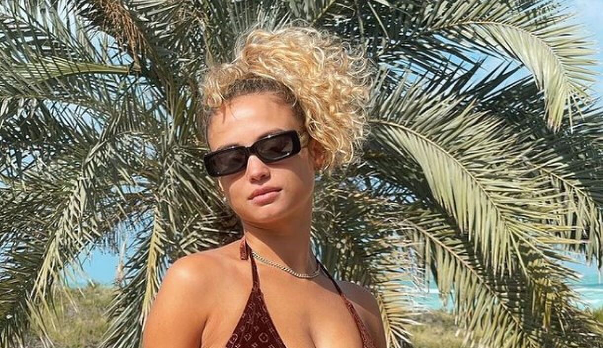 Rose Bertram flink onder vuur nadat ze een foto deelde van een aapje