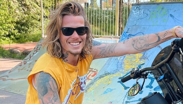 Zien: Tony Junior intiem gespot met Bachelors India!