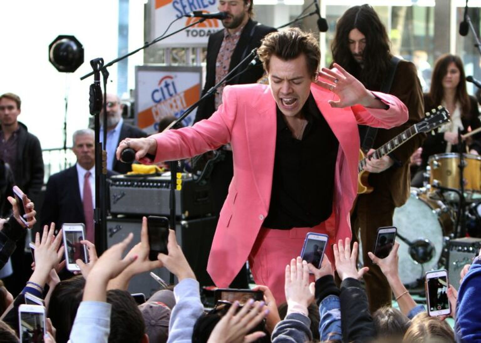 Zien! Dit zijn de meest iconische looks van Harry Styles!