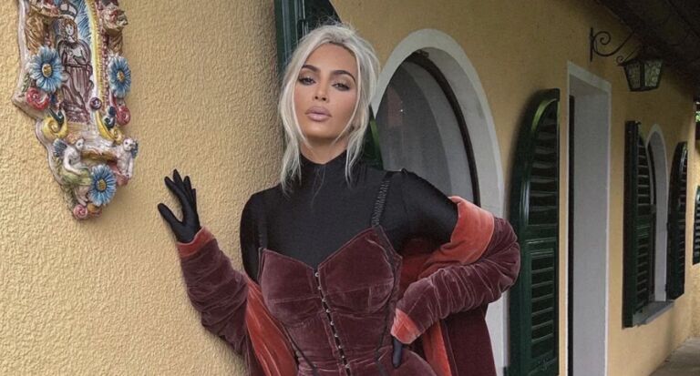 Neem een kijkje in de gigantische priv&eacute;jet van Kim Kardashian