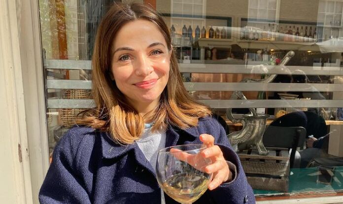 Zien: Georgina Verbaan bijt flink van zich af na kritiek op Twitter door vliegreis