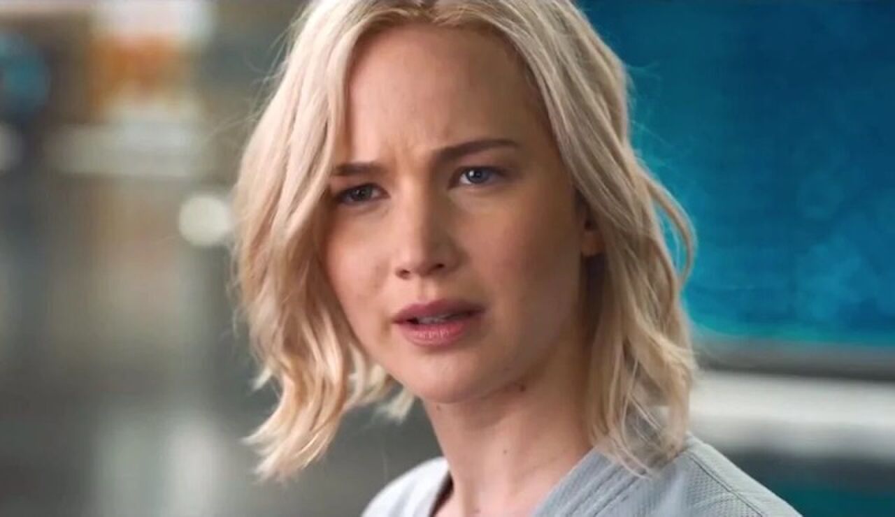 jennifer Lawrence kijkt boos naar iemand