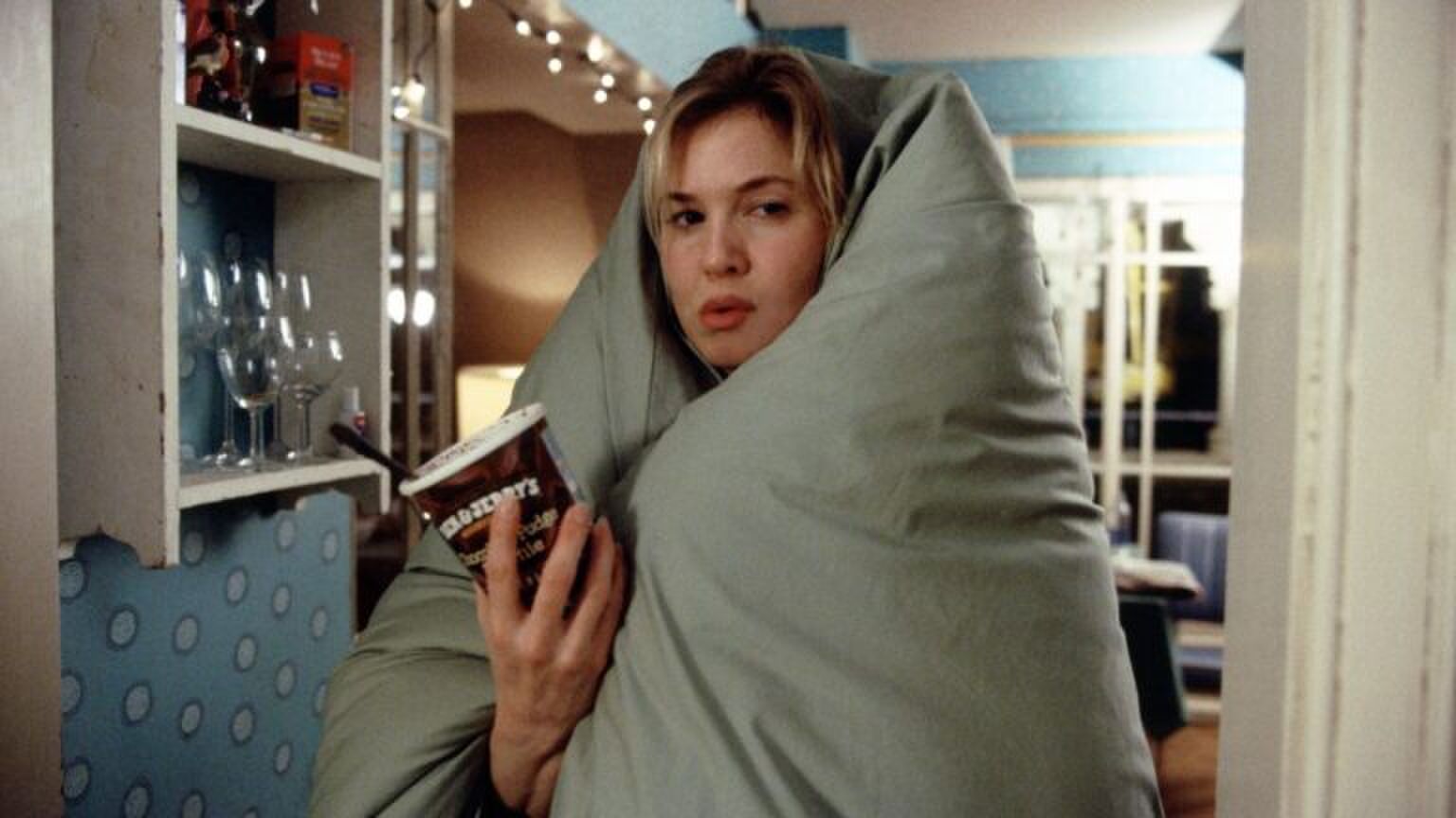 Bridget Jones opgerold in een deken.