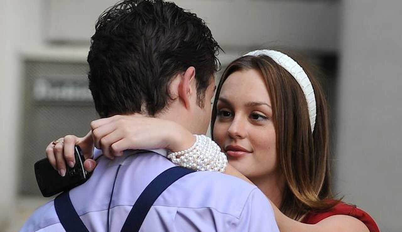 Een koppel kijkt elkaar diep in de ogen aan.