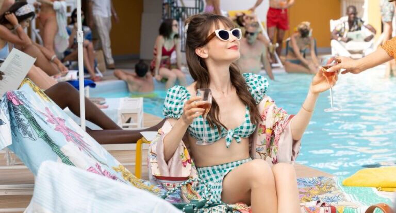 Emily uit Emily in Paris aan het zwembad.