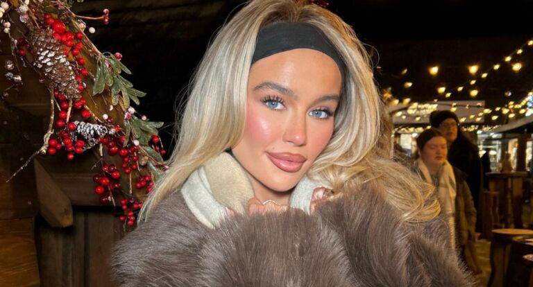 Een meisje met blond haar.