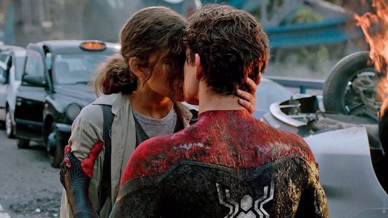Tom Holland en Zendaya geven elkaar een kus op de set van Spider-Man