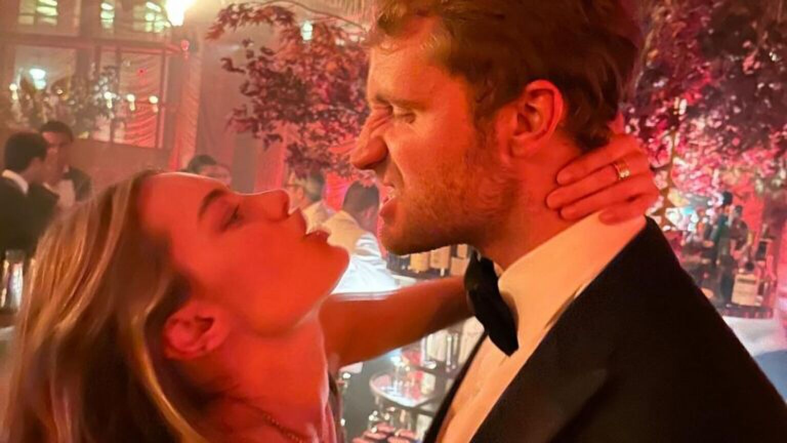 Een verliefd koppel in een café.