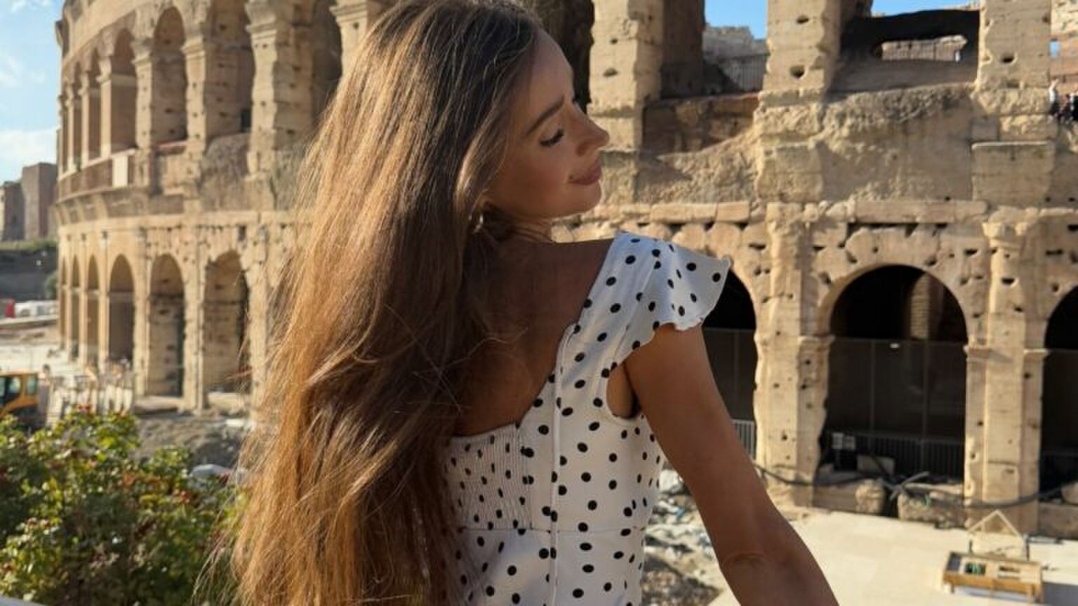 Een vrouw met mooi lang haar en een mooie haarkleur poseert voor een foto.