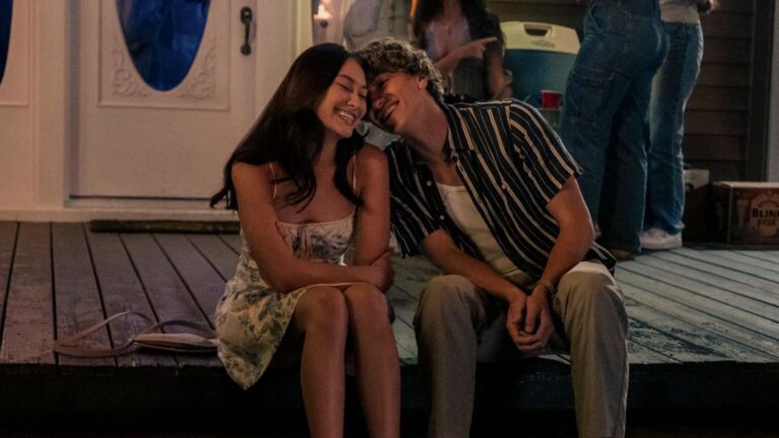 Jeremiah leunt op Belly in The Summer I Turned Pretty.