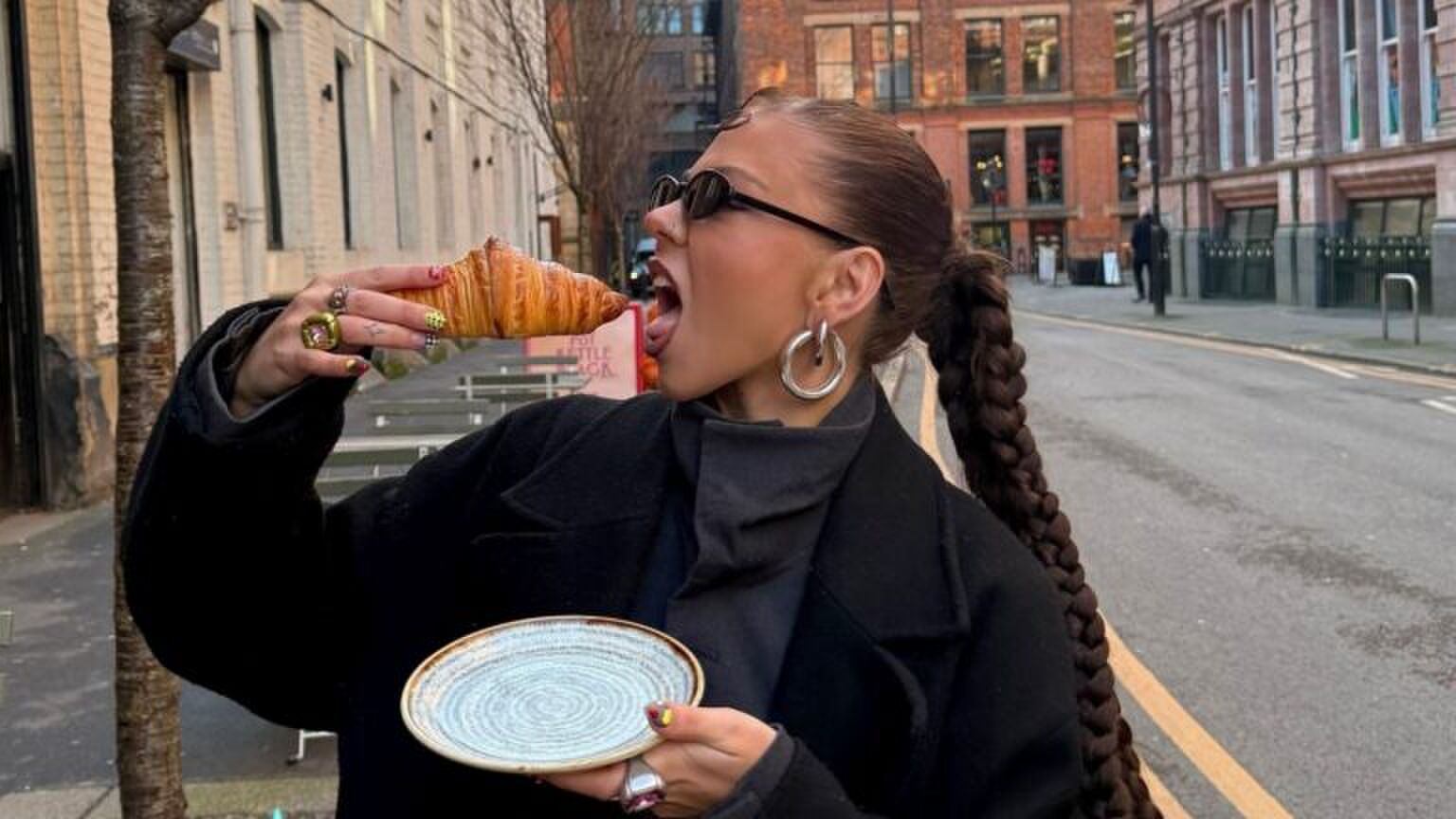 Meisje eet een croissantje.