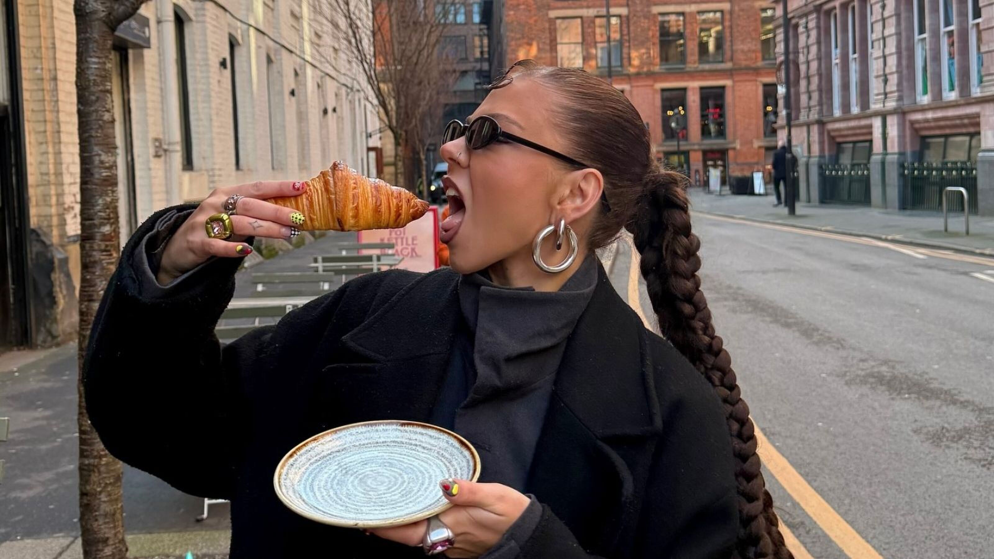 Meisje eet een croissantje.